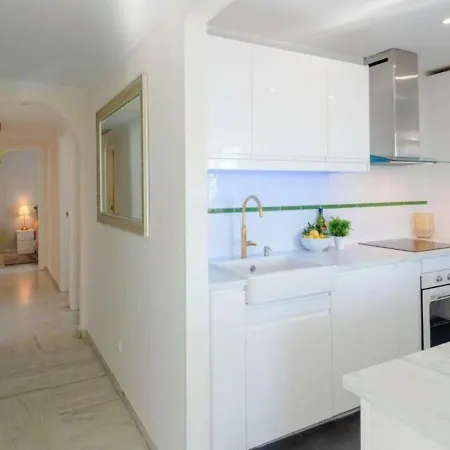 ✰ Luxurious 5 Bedroom Penthouse. Sea Views. Hot Tub. Bbq. Golden Mile * ماربيا