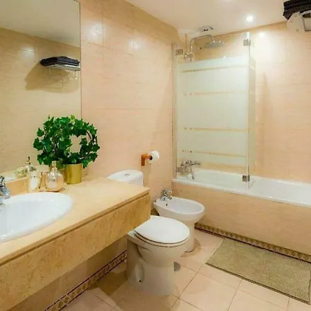 شقة ✰ Luxurious 5 Bedroom Penthouse. Sea Views. Hot Tub. Bbq. Golden Mile ماربيا