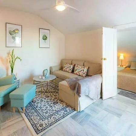 شقة ✰ Luxurious 5 Bedroom Penthouse. Sea Views. Hot Tub. Bbq. Golden Mile